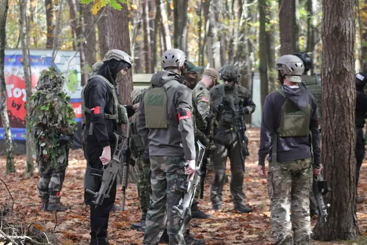 Groep spelers verzamelt zich op het terrein voor de volgende ronde