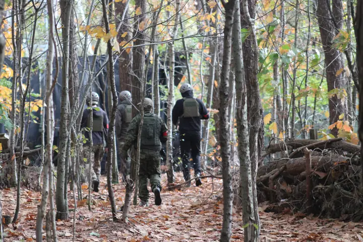 Team trekt samen op door het herfstbos