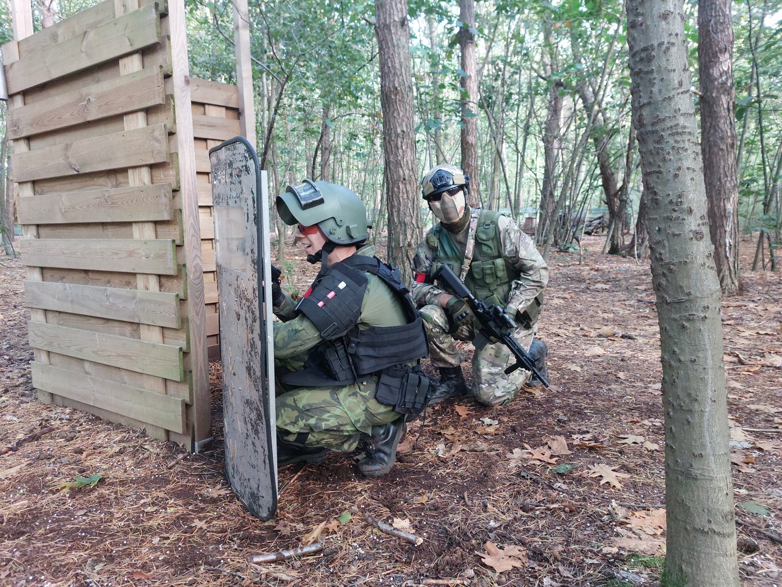 Airsoftspelers in actie op het terrein van ATCX Airsoft in Veldhoven